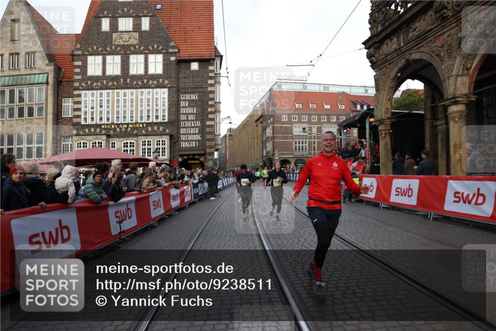 05.10.2025 - 20. swb-Marathon Bremen Yannick Fuchs http://msf.ph/oto/9238511 05.10.2025 11:07:06 Ziel 8574, 9901, 9942, 9976, 10396, 11131, 11622 meine-sportfotos.de