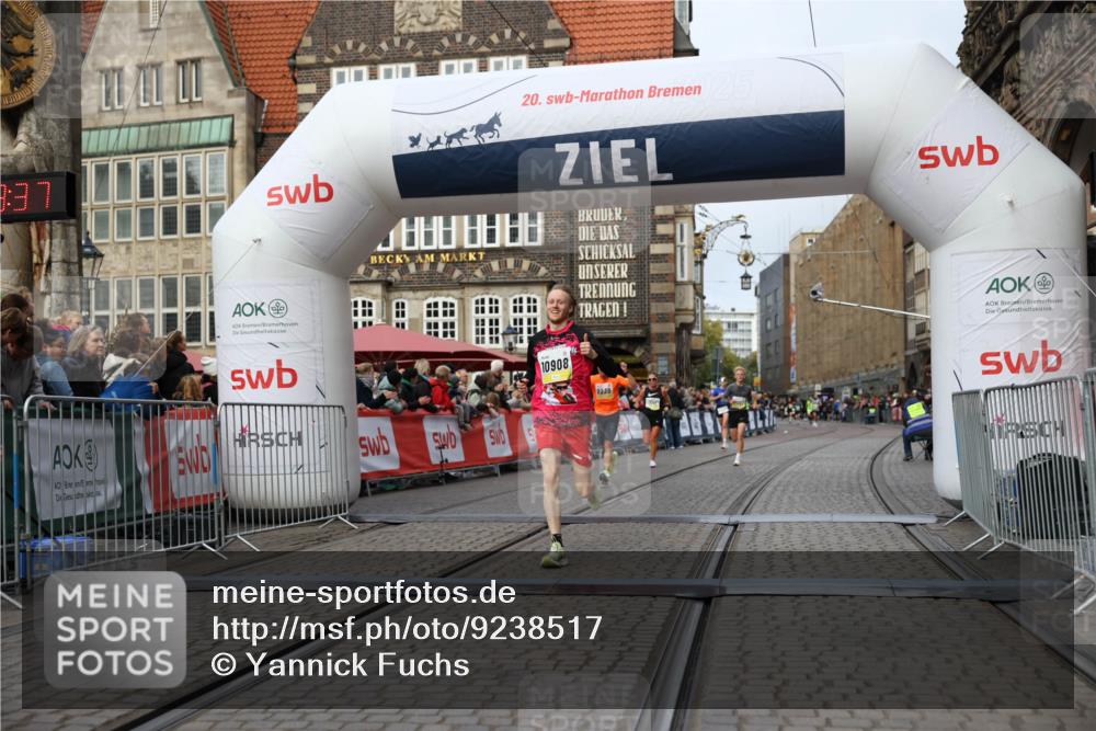 05.10.2025 - 20. swb-Marathon Bremen Yannick Fuchs http://msf.ph/oto/9238517 05.10.2025 10:39:26 Ziel 7111, 9239, 9863, 10908, 11067 meine-sportfotos.de