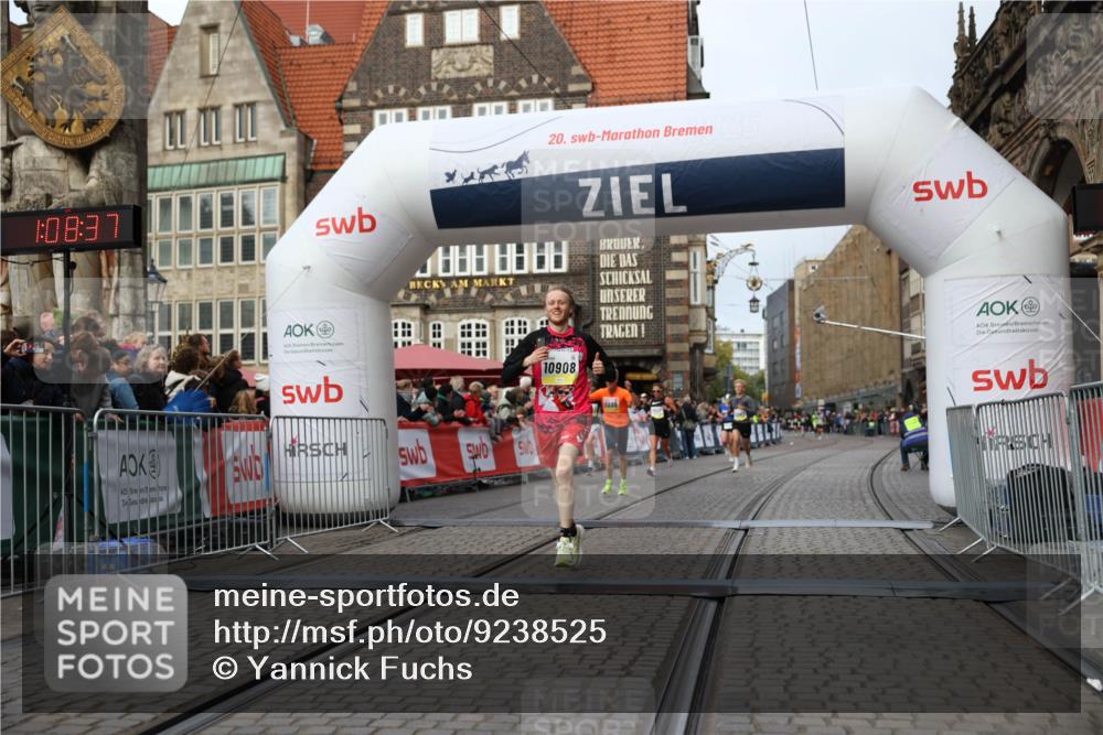 05.10.2025 - 20. swb-Marathon Bremen Yannick Fuchs http://msf.ph/oto/9238525 05.10.2025 10:39:26 Ziel 7111, 9239, 9863, 10908, 11067 meine-sportfotos.de