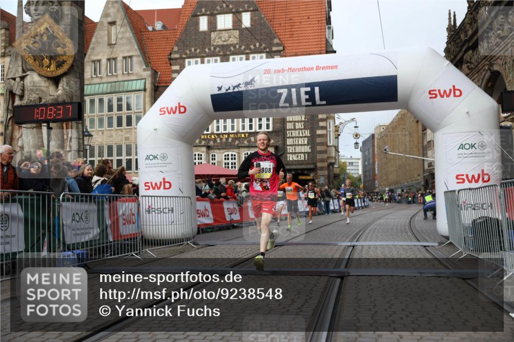 05.10.2025 - 20. swb-Marathon Bremen Yannick Fuchs http://msf.ph/oto/9238548 05.10.2025 10:39:26 Ziel 7111, 9239, 9863, 10908, 11067 meine-sportfotos.de