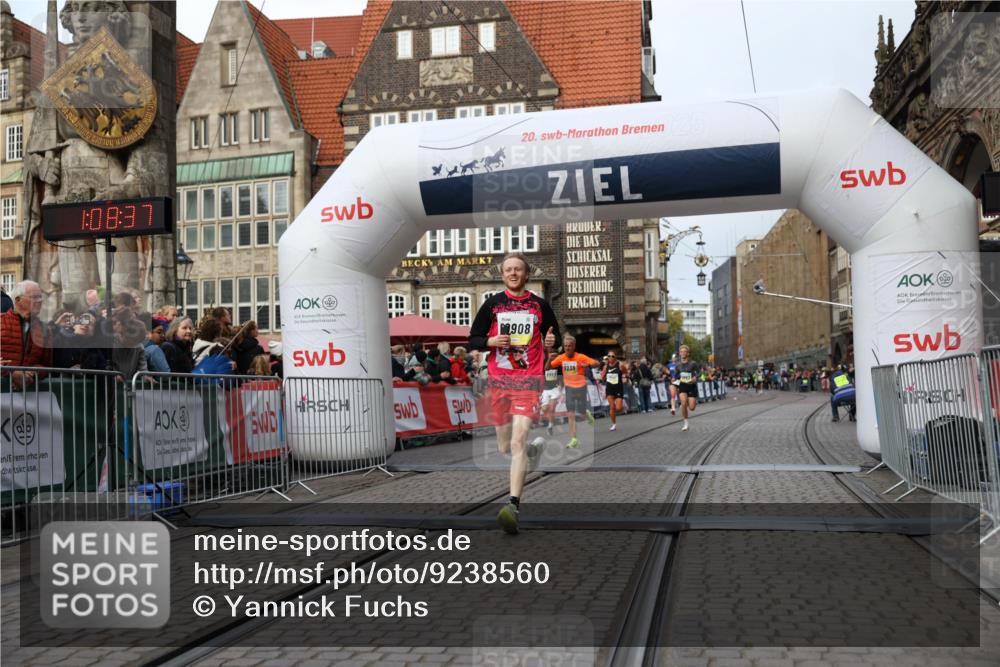 05.10.2025 - 20. swb-Marathon Bremen Yannick Fuchs http://msf.ph/oto/9238560 05.10.2025 10:39:26 Ziel 7111, 9239, 9863, 10908, 11067 meine-sportfotos.de