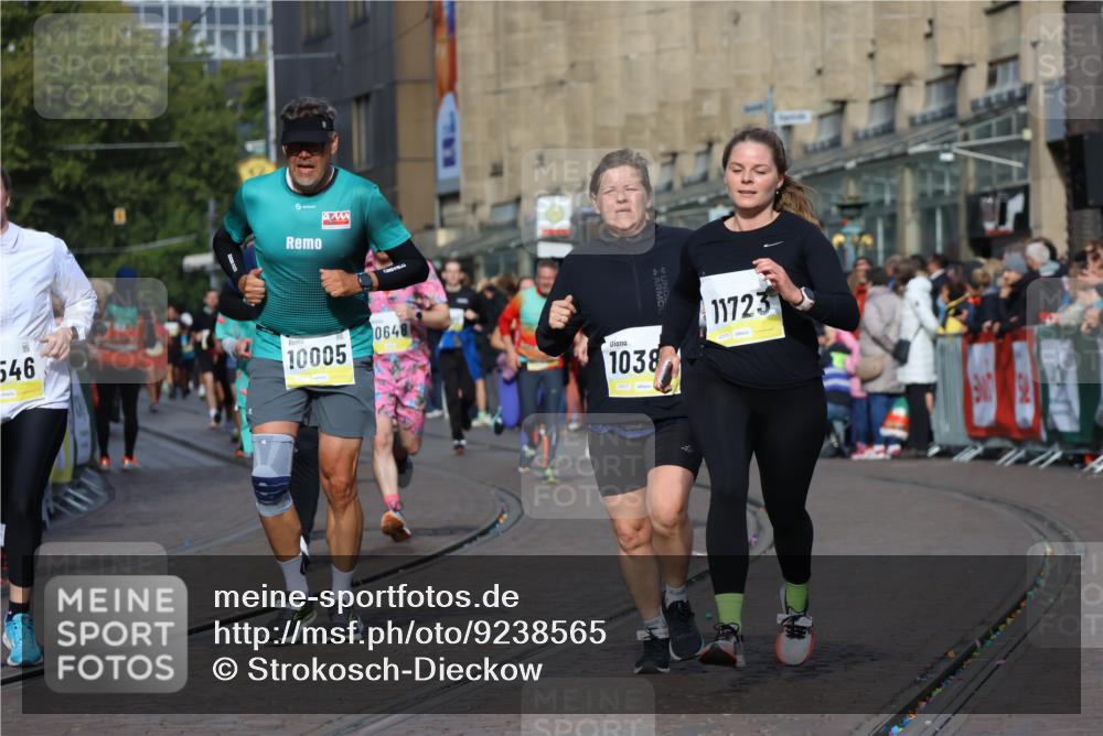 05.10.2025 - 20. swb-Marathon Bremen Strokosch-Dieckow http://msf.ph/oto/9238565 05.10.2025 10:56:25 Ziel 9424, 9783, 9790, 9932, 10005, 10028, 10179, 10191, 10387, 10424, 10546, 10590, 10648, 11100, 11253, 11571, 11662, 11723 meine-sportfotos.de