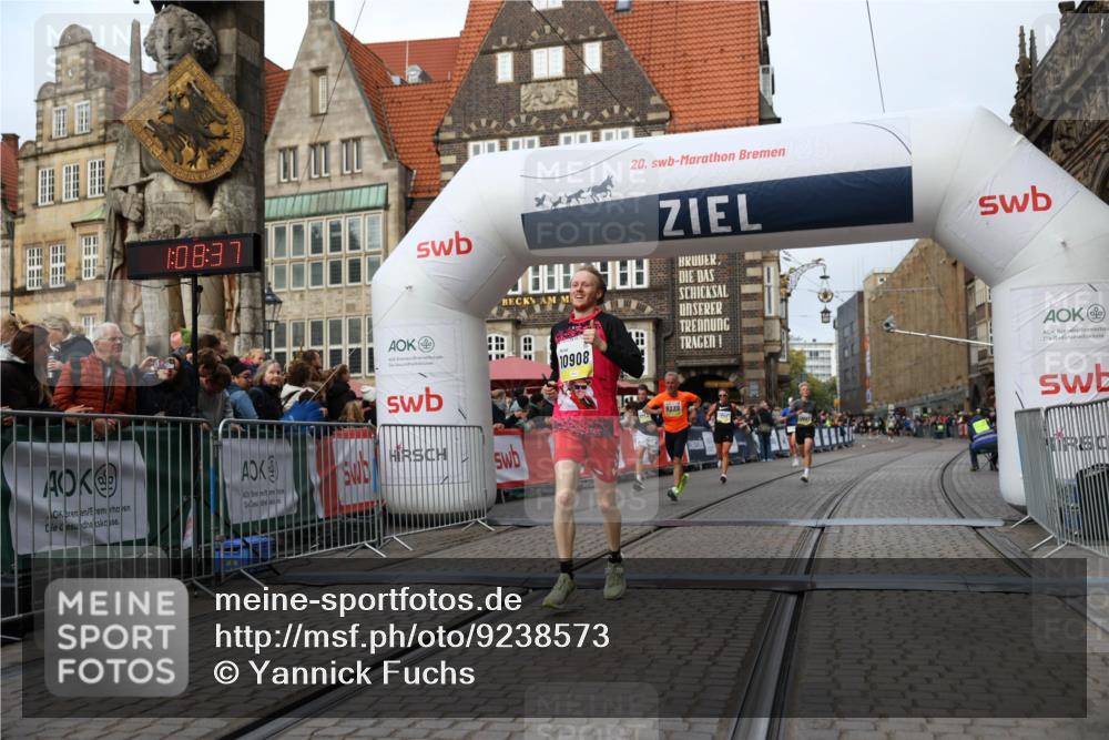 05.10.2025 - 20. swb-Marathon Bremen Yannick Fuchs http://msf.ph/oto/9238573 05.10.2025 10:39:26 Ziel 7111, 9239, 9863, 10908, 11067 meine-sportfotos.de