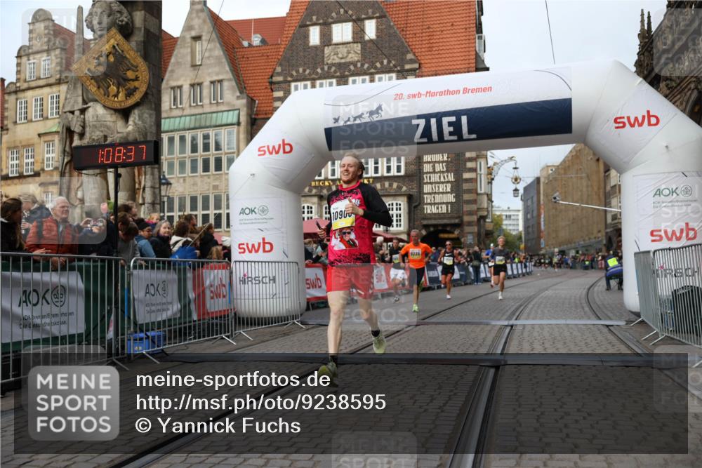 05.10.2025 - 20. swb-Marathon Bremen Yannick Fuchs http://msf.ph/oto/9238595 05.10.2025 10:39:27 Ziel 7111, 9239, 9863, 10908, 11067, 11343 meine-sportfotos.de
