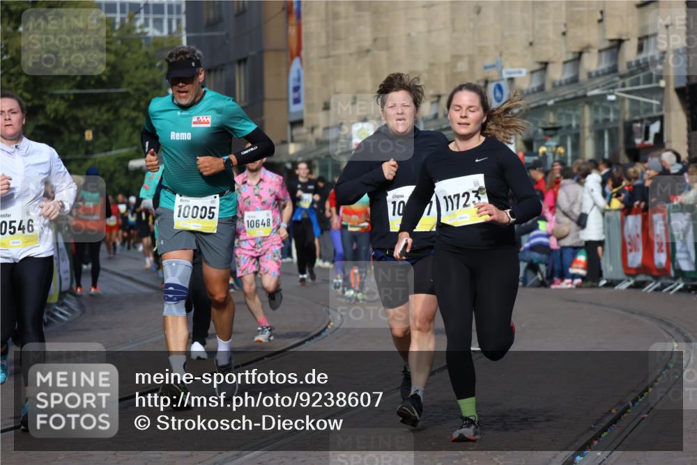 05.10.2025 - 20. swb-Marathon Bremen Strokosch-Dieckow http://msf.ph/oto/9238607 05.10.2025 10:56:25 Ziel 9424, 9783, 9790, 9932, 10005, 10028, 10179, 10191, 10387, 10424, 10546, 10590, 10648, 11100, 11253, 11571, 11662, 11723 meine-sportfotos.de