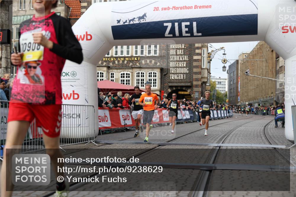 05.10.2025 - 20. swb-Marathon Bremen Yannick Fuchs http://msf.ph/oto/9238629 05.10.2025 10:39:27 Ziel 7111, 9239, 9863, 10908, 11067, 11343 meine-sportfotos.de