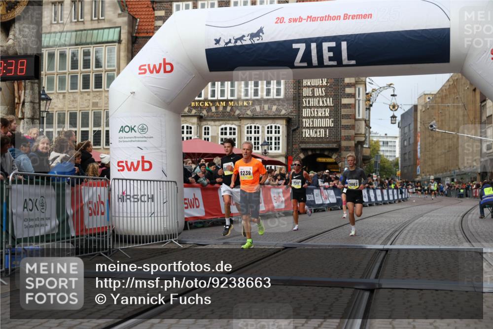 05.10.2025 - 20. swb-Marathon Bremen Yannick Fuchs http://msf.ph/oto/9238663 05.10.2025 10:39:28 Ziel 7111, 9239, 9863, 10908, 11067, 11343 meine-sportfotos.de