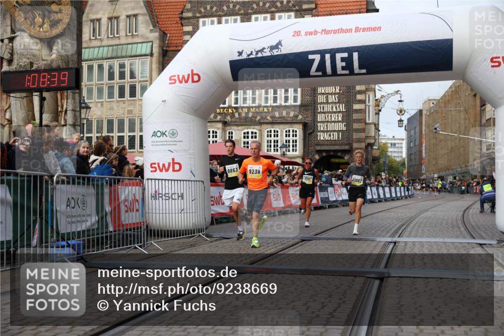 05.10.2025 - 20. swb-Marathon Bremen Yannick Fuchs http://msf.ph/oto/9238669 05.10.2025 10:39:28 Ziel 7111, 9239, 9863, 10908, 11067, 11343 meine-sportfotos.de