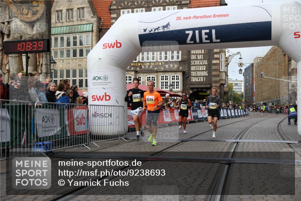 05.10.2025 - 20. swb-Marathon Bremen Yannick Fuchs http://msf.ph/oto/9238693 05.10.2025 10:39:28 Ziel 7111, 9239, 9863, 10908, 11067, 11343 meine-sportfotos.de