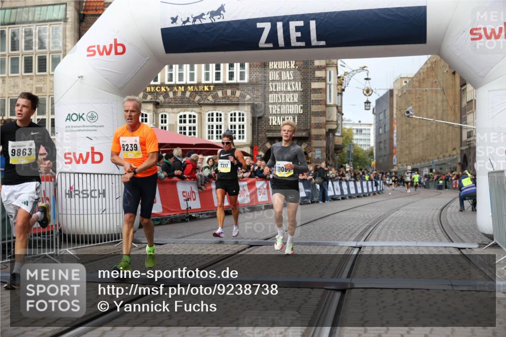 05.10.2025 - 20. swb-Marathon Bremen Yannick Fuchs http://msf.ph/oto/9238738 05.10.2025 10:39:29 Ziel 7111, 9239, 9863, 10908, 11067, 11343 meine-sportfotos.de