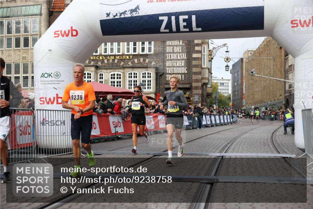 05.10.2025 - 20. swb-Marathon Bremen Yannick Fuchs http://msf.ph/oto/9238758 05.10.2025 10:39:29 Ziel 7111, 9239, 9863, 10908, 11067, 11343 meine-sportfotos.de