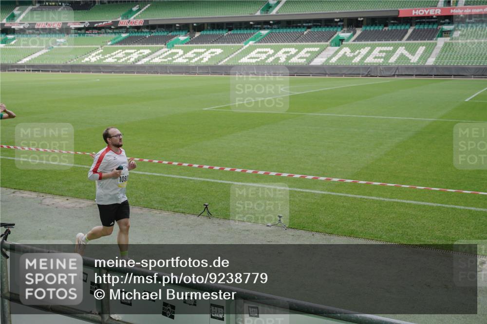 05.10.2025 - 20. swb-Marathon Bremen Michael Burmester http://msf.ph/oto/9238779 05.10.2025 10:33:50 Laufen im Stadion 5172, 7077, 9000, 9221, 9258, 9266, 9282, 9309, 9314, 9359, 9424, 9489, 9520, 9521, 9529, 9539, 9541, 9560, 9569, 9577, 9633, 9654, 9717, 9811, 9835, 9855, 9881, 9882, 9902, 9935, 10015, 10024, 10028, 10032, 10069, 10107, 10116, 10178, 10180, 10195, 10231, 10232, 10233, 10256, 10287, 10302, 10307, 10323, 10466, 10484, 10533, 10546, 10590, 10591, 10755, 10758, 10794, 10915, 10992, 9195, 9197, 9260, 9295, 9367, 9392, 9402, 9461, 9492 meine-sportfotos.de