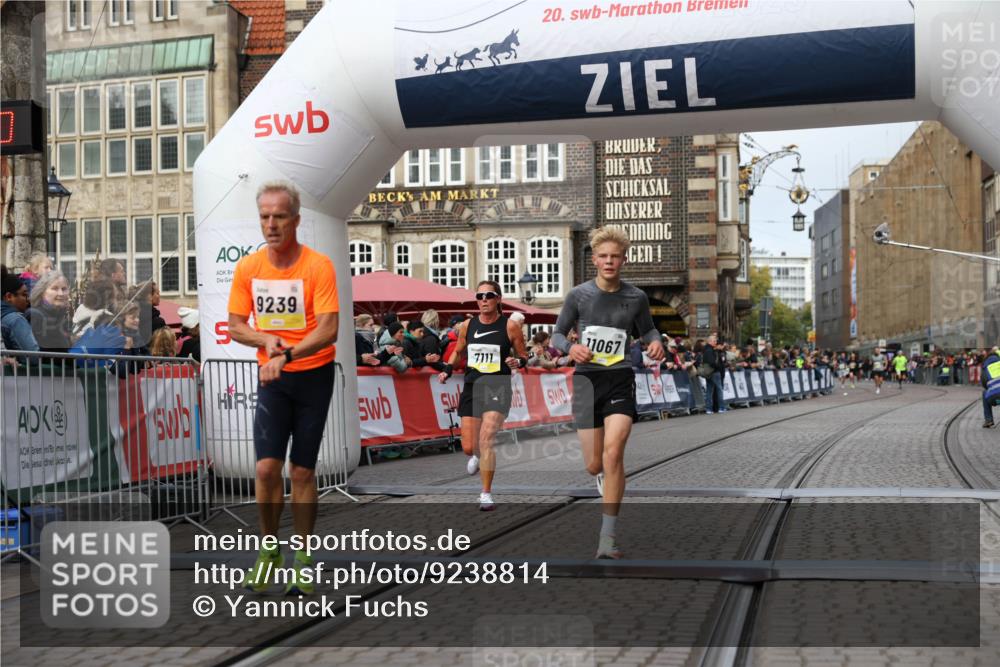 05.10.2025 - 20. swb-Marathon Bremen Yannick Fuchs http://msf.ph/oto/9238814 05.10.2025 10:39:29 Ziel 7111, 9239, 9863, 10908, 11067, 11343 meine-sportfotos.de