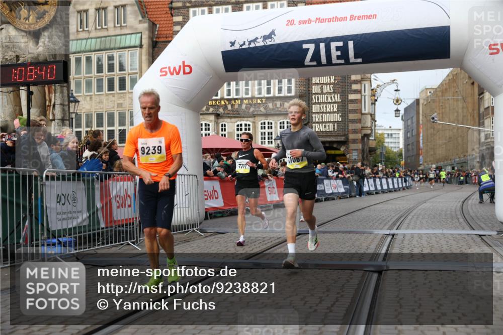 05.10.2025 - 20. swb-Marathon Bremen Yannick Fuchs http://msf.ph/oto/9238821 05.10.2025 10:39:30 Ziel 7111, 9239, 9863, 10908, 11067, 11343 meine-sportfotos.de