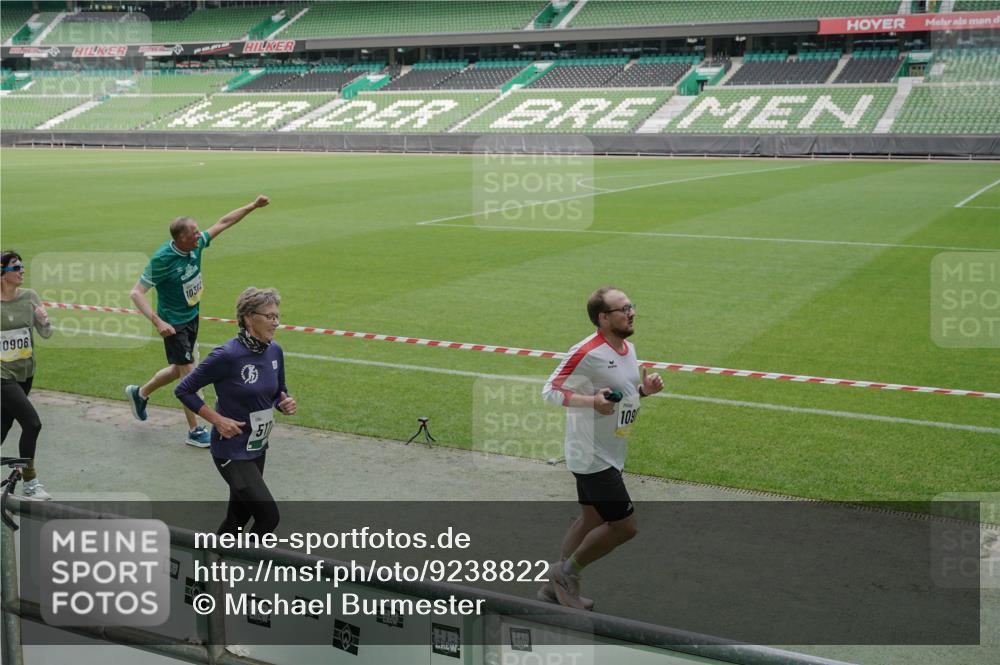 05.10.2025 - 20. swb-Marathon Bremen Michael Burmester http://msf.ph/oto/9238822 05.10.2025 10:33:51 Laufen im Stadion 5172, 7077, 9000, 9221, 9258, 9266, 9282, 9309, 9314, 9359, 9424, 9489, 9520, 9521, 9529, 9539, 9541, 9560, 9569, 9577, 9633, 9654, 9717, 9811, 9835, 9855, 9881, 9882, 9902, 9935, 10003, 10005, 10015, 10024, 10028, 10032, 10069, 10107, 10116, 10178, 10180, 10195, 10231, 10232, 10233, 10256, 10287, 10302, 10307, 10323, 10466, 10484, 10533, 10546, 10590, 10591, 10755, 10758, 10794, 10915, 10992, 9195, 9197, 9260, 9295, 9367, 9392, 9402, 9461, 9492 meine-sportfotos.de