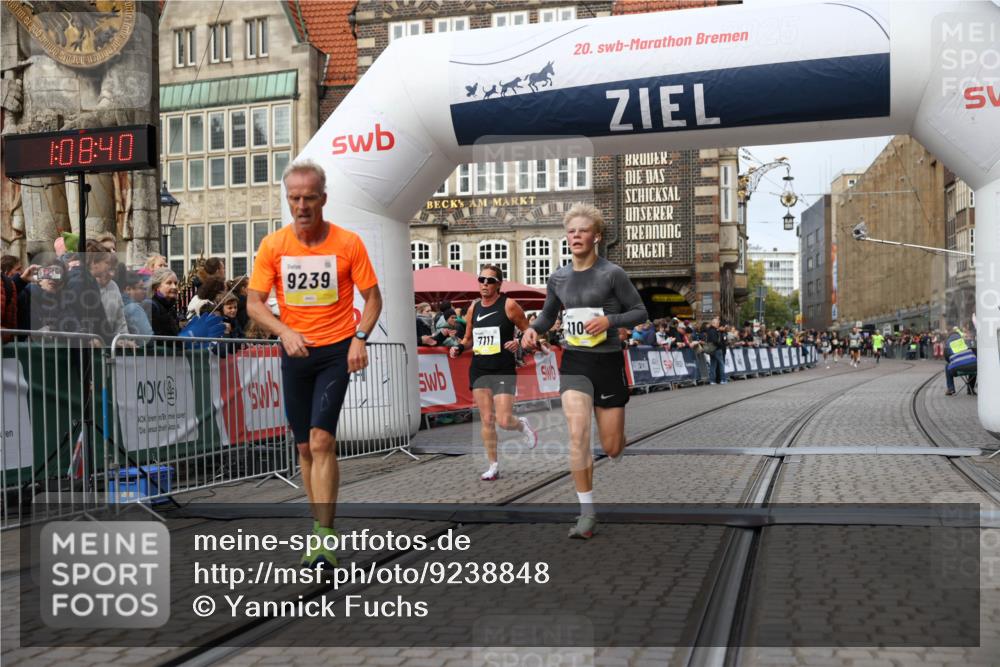 05.10.2025 - 20. swb-Marathon Bremen Yannick Fuchs http://msf.ph/oto/9238848 05.10.2025 10:39:30 Ziel 7111, 9239, 9863, 10908, 11067, 11343 meine-sportfotos.de