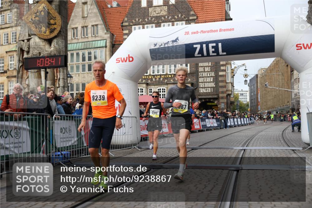 05.10.2025 - 20. swb-Marathon Bremen Yannick Fuchs http://msf.ph/oto/9238867 05.10.2025 10:39:30 Ziel 7111, 9239, 9863, 10908, 11067, 11343 meine-sportfotos.de