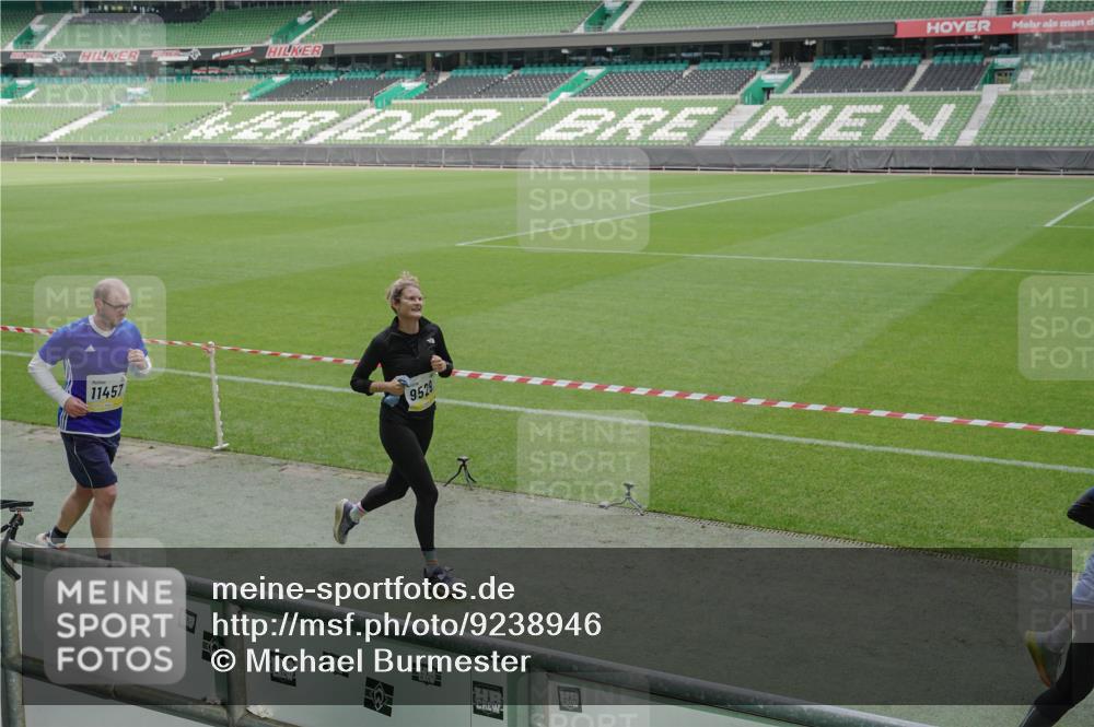 05.10.2025 - 20. swb-Marathon Bremen Michael Burmester http://msf.ph/oto/9238946 05.10.2025 10:33:55 Laufen im Stadion 5172, 7077, 9000, 9221, 9258, 9266, 9282, 9309, 9314, 9359, 9424, 9489, 9520, 9521, 9529, 9541, 9560, 9569, 9577, 9633, 9654, 9717, 9811, 9855, 9881, 9882, 9902, 9935, 10003, 10005, 10015, 10024, 10028, 10032, 10069, 10107, 10116, 10178, 10180, 10195, 10231, 10232, 10233, 10256, 10287, 10302, 10307, 10323, 10466, 10484, 10533, 10546, 10590, 10591, 10641, 10755, 10758, 10794, 10915, 10992, 9195, 9197, 9260, 9367, 9402, 9492 meine-sportfotos.de