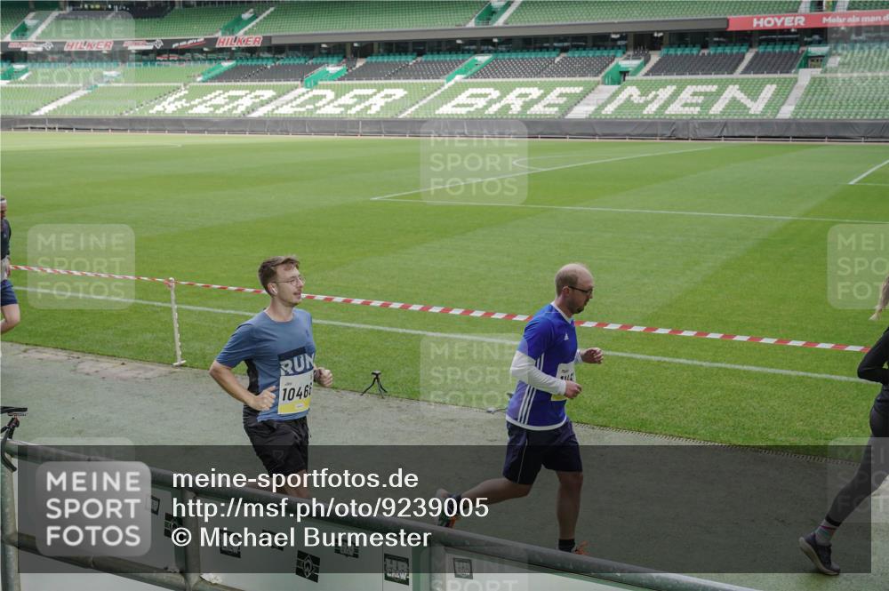 05.10.2025 - 20. swb-Marathon Bremen Michael Burmester http://msf.ph/oto/9239005 05.10.2025 10:33:57 Laufen im Stadion 5172, 7077, 9000, 9221, 9258, 9266, 9282, 9309, 9314, 9359, 9424, 9472, 9489, 9520, 9521, 9529, 9541, 9560, 9569, 9577, 9591, 9633, 9654, 9714, 9717, 9811, 9855, 9881, 9882, 9902, 9935, 10003, 10005, 10015, 10024, 10028, 10032, 10069, 10107, 10116, 10178, 10180, 10195, 10231, 10232, 10233, 10256, 10287, 10302, 10307, 10323, 10398, 10408, 10466, 10484, 10533, 10546, 10590, 10591, 10641, 10755, 10758, 10794, 10915, 10992, 9260, 9367, 9402, 9492 meine-sportfotos.de