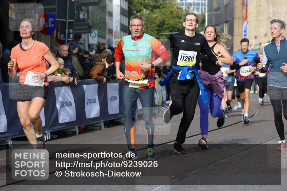 05.10.2025 - 20. swb-Marathon Bremen Strokosch-Dieckow http://msf.ph/oto/9239026 05.10.2025 10:56:35 Ziel 8118, 9547, 9886, 10008, 10042, 10644, 10683, 10971, 11100, 11260, 11475, 11691 meine-sportfotos.de