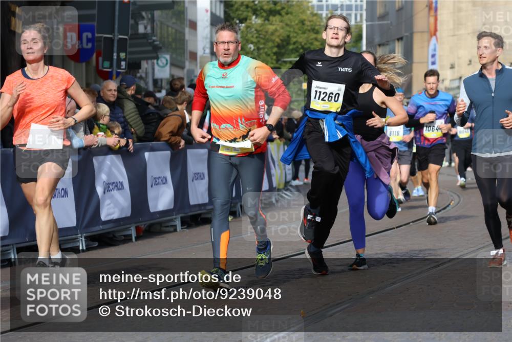05.10.2025 - 20. swb-Marathon Bremen Strokosch-Dieckow http://msf.ph/oto/9239048 05.10.2025 10:56:35 Ziel 8118, 9547, 9886, 10008, 10042, 10644, 10683, 10971, 11100, 11260, 11475, 11691 meine-sportfotos.de