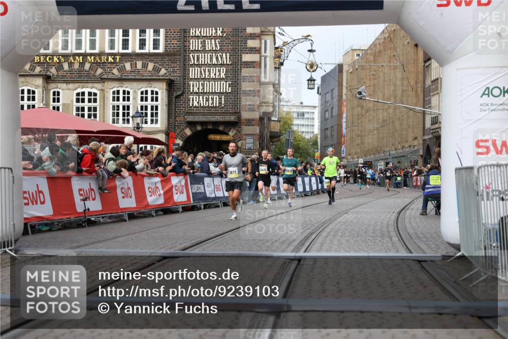 05.10.2025 - 20. swb-Marathon Bremen Yannick Fuchs http://msf.ph/oto/9239103 05.10.2025 10:39:39 Ziel 9671, 10525, 11474 meine-sportfotos.de