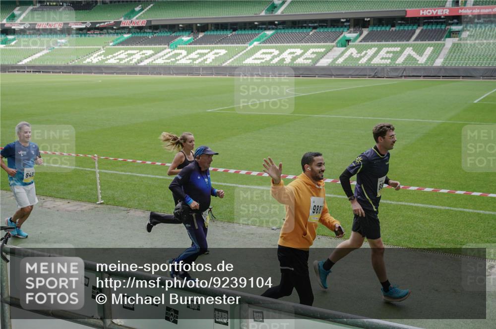 05.10.2025 - 20. swb-Marathon Bremen Michael Burmester http://msf.ph/oto/9239104 05.10.2025 10:34:00 Laufen im Stadion 5172, 7077, 7101, 9000, 9221, 9266, 9282, 9309, 9314, 9359, 9424, 9472, 9489, 9520, 9521, 9529, 9541, 9560, 9569, 9591, 9633, 9714, 9717, 9811, 9820, 9855, 9881, 9882, 9902, 9935, 9947, 10003, 10005, 10009, 10015, 10024, 10028, 10032, 10069, 10107, 10116, 10178, 10180, 10195, 10196, 10231, 10232, 10233, 10256, 10287, 10302, 10307, 10323, 10398, 10408, 10424, 10466, 10484, 10533, 10546, 10590, 10591, 10641, 10755, 10758, 10794, 10915, 10992, 9258, 9260, 9367, 10233 meine-sportfotos.de