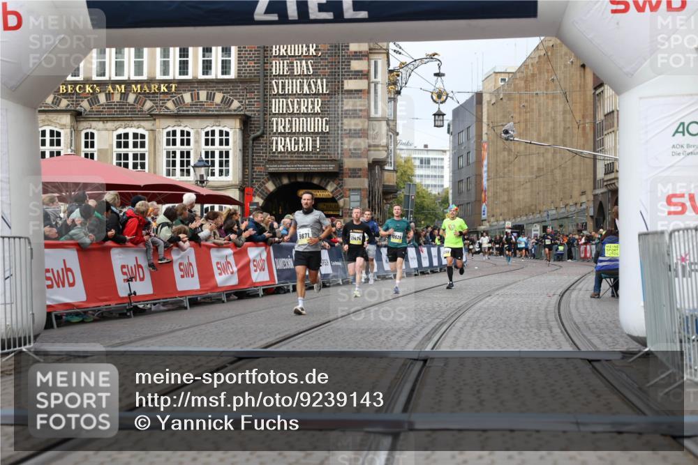 05.10.2025 - 20. swb-Marathon Bremen Yannick Fuchs http://msf.ph/oto/9239143 05.10.2025 10:39:39 Ziel 9671, 10525, 11474 meine-sportfotos.de