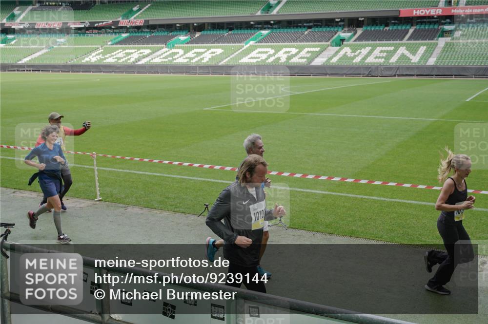 05.10.2025 - 20. swb-Marathon Bremen Michael Burmester http://msf.ph/oto/9239144 05.10.2025 10:34:01 Laufen im Stadion 5172, 7077, 7101, 9000, 9221, 9266, 9282, 9309, 9314, 9359, 9424, 9472, 9489, 9520, 9521, 9529, 9541, 9560, 9569, 9591, 9633, 9714, 9717, 9811, 9820, 9855, 9881, 9882, 9902, 9935, 9947, 10003, 10005, 10009, 10015, 10024, 10028, 10032, 10069, 10107, 10116, 10178, 10180, 10195, 10196, 10231, 10232, 10256, 10287, 10302, 10307, 10398, 10408, 10424, 10466, 10484, 10533, 10546, 10590, 10591, 10641, 10755, 10758, 10794, 10915, 10992, 9258, 9260, 10233 meine-sportfotos.de