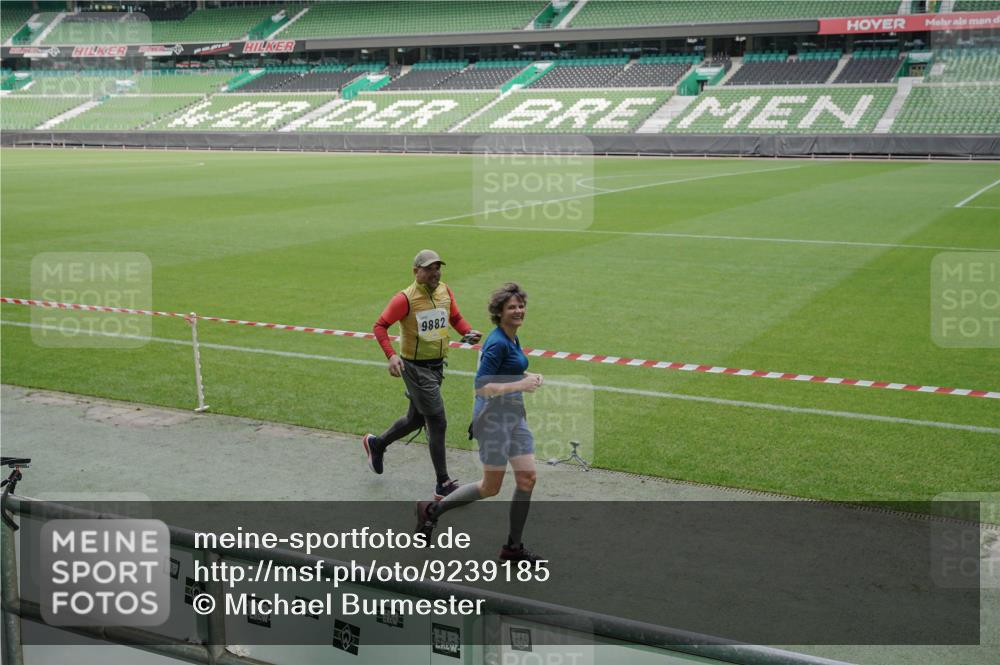 05.10.2025 - 20. swb-Marathon Bremen Michael Burmester http://msf.ph/oto/9239185 05.10.2025 10:34:02 Laufen im Stadion 5172, 7077, 7101, 9000, 9221, 9266, 9282, 9309, 9314, 9359, 9424, 9472, 9489, 9520, 9521, 9529, 9541, 9560, 9569, 9591, 9633, 9714, 9717, 9811, 9820, 9855, 9881, 9882, 9902, 9935, 9947, 10003, 10005, 10009, 10015, 10024, 10028, 10032, 10069, 10107, 10116, 10178, 10180, 10195, 10196, 10231, 10256, 10287, 10302, 10307, 10398, 10408, 10424, 10466, 10484, 10546, 10590, 10591, 10641, 10755, 10758, 10794, 10915, 10992, 7077, 9258, 9260, 10233 meine-sportfotos.de