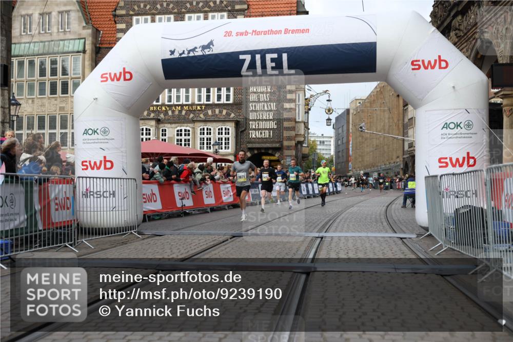 05.10.2025 - 20. swb-Marathon Bremen Yannick Fuchs http://msf.ph/oto/9239190 05.10.2025 10:39:40 Ziel 9289, 9671, 10525, 11474 meine-sportfotos.de