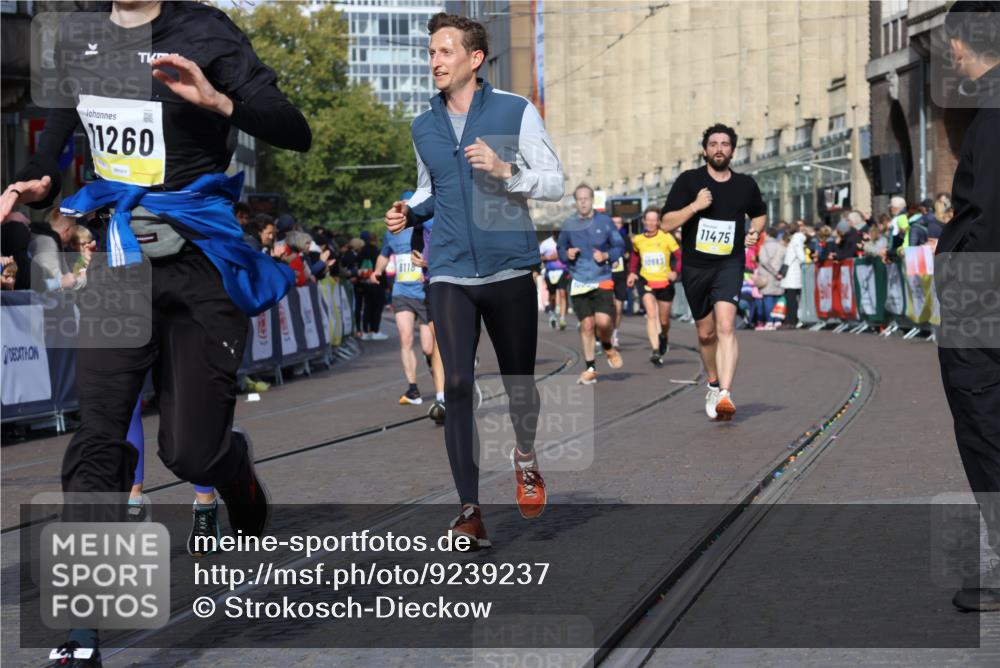 05.10.2025 - 20. swb-Marathon Bremen Strokosch-Dieckow http://msf.ph/oto/9239237 05.10.2025 10:56:37 Ziel 8118, 9266, 9547, 9886, 10008, 10042, 10059, 10644, 10683, 10971, 11260, 11475, 11691 meine-sportfotos.de