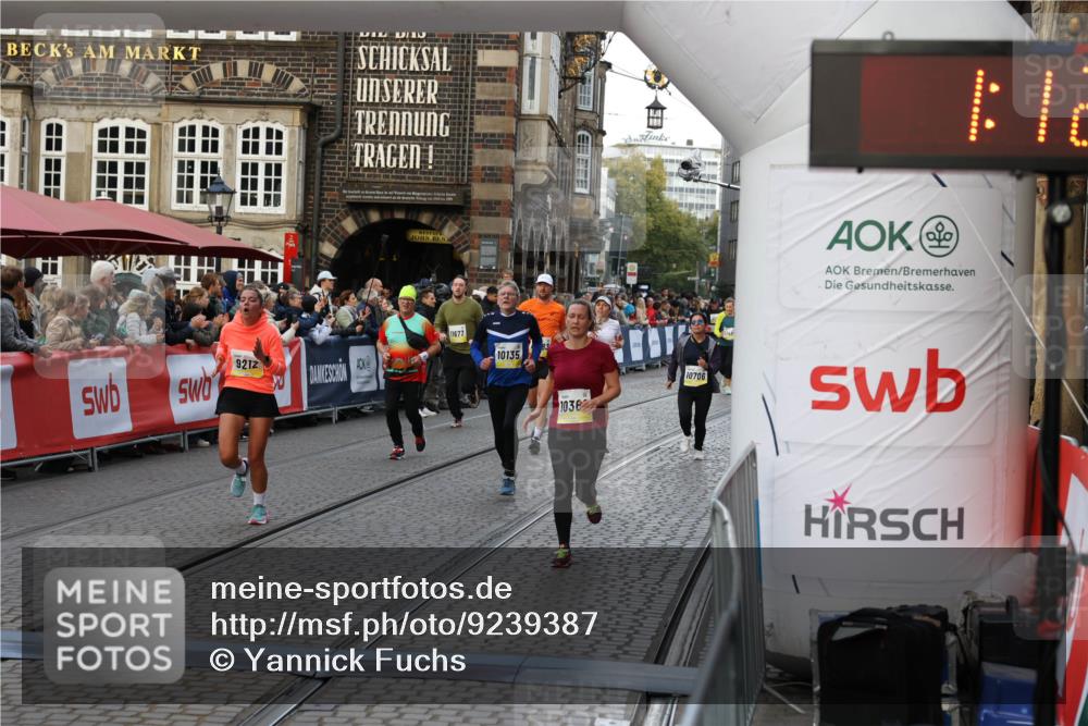 05.10.2025 - 20. swb-Marathon Bremen Yannick Fuchs http://msf.ph/oto/9239387 05.10.2025 11:08:01 Ziel 9212, 10135, 10366, 10706 meine-sportfotos.de