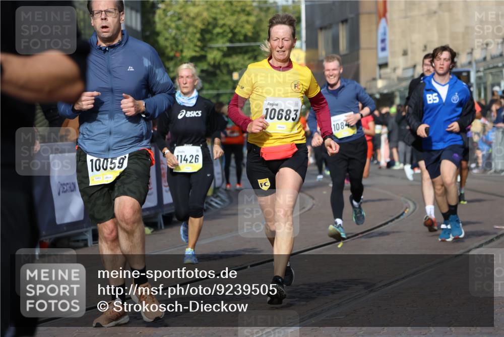 05.10.2025 - 20. swb-Marathon Bremen Strokosch-Dieckow http://msf.ph/oto/9239505 05.10.2025 10:56:42 Ziel 8118, 9188, 9266, 10059, 10145, 10644, 10683, 10845, 11426, 11475, 11675, 11734 meine-sportfotos.de