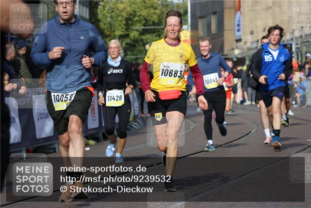 05.10.2025 - 20. swb-Marathon Bremen Strokosch-Dieckow http://msf.ph/oto/9239532 05.10.2025 10:56:42 Ziel 8118, 9188, 9266, 10059, 10145, 10644, 10683, 10845, 11426, 11475, 11675, 11734 meine-sportfotos.de