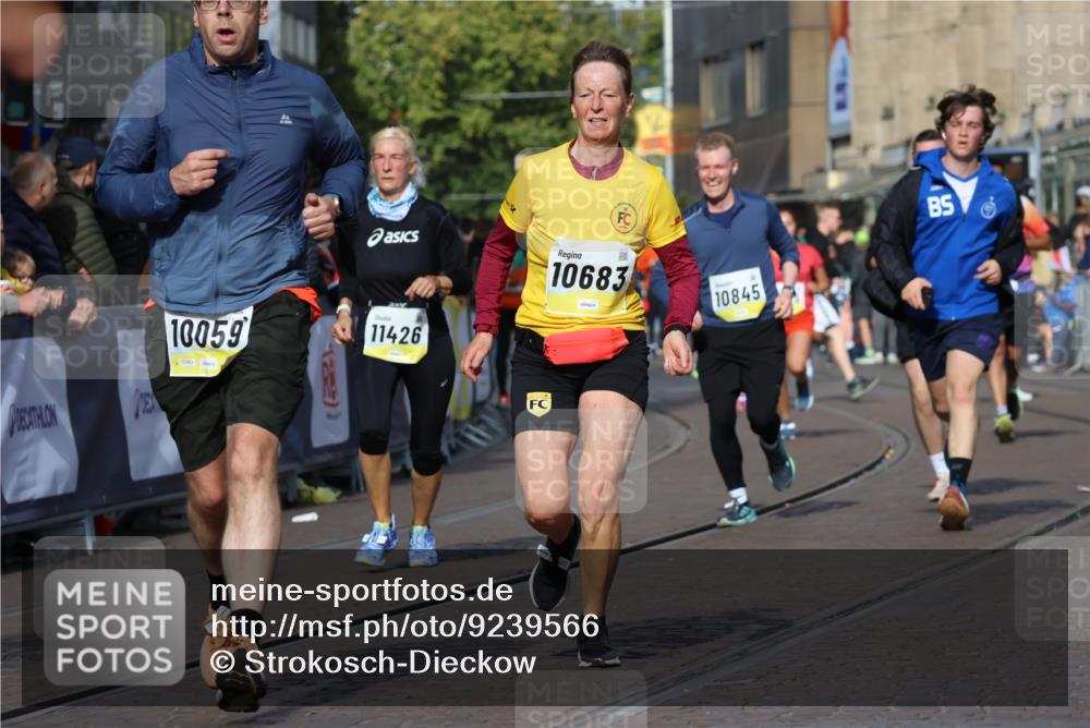 05.10.2025 - 20. swb-Marathon Bremen Strokosch-Dieckow http://msf.ph/oto/9239566 05.10.2025 10:56:42 Ziel 8118, 9188, 9266, 10059, 10145, 10644, 10683, 10845, 11426, 11475, 11675, 11734 meine-sportfotos.de
