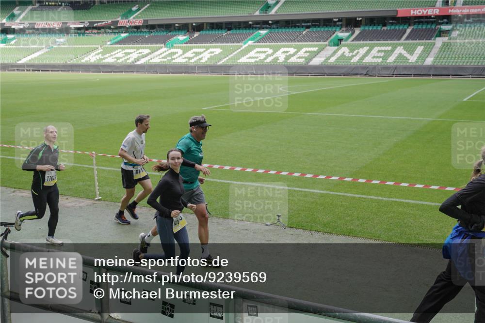 05.10.2025 - 20. swb-Marathon Bremen Michael Burmester http://msf.ph/oto/9239569 05.10.2025 10:34:12 Laufen im Stadion 5172, 7101, 7215, 9000, 9266, 9309, 9314, 9372, 9472, 9489, 9520, 9521, 9529, 9547, 9560, 9569, 9585, 9591, 9633, 9714, 9719, 9783, 9811, 9820, 9844, 9855, 9872, 9881, 9882, 9902, 9932, 9943, 9947, 10003, 10005, 10009, 10015, 10024, 10028, 10069, 10107, 10111, 10116, 10178, 10180, 10191, 10195, 10196, 10231, 10261, 10285, 10287, 10302, 10307, 10398, 10408, 10424, 10466, 10546, 10590, 10591, 10641, 10648, 10755, 10758, 10794, 7077, 9258, 10233 meine-sportfotos.de