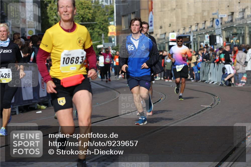 05.10.2025 - 20. swb-Marathon Bremen Strokosch-Dieckow http://msf.ph/oto/9239657 05.10.2025 10:56:43 Ziel 8118, 9188, 9266, 10059, 10145, 10644, 10683, 10845, 11426, 11475, 11675, 11734 meine-sportfotos.de