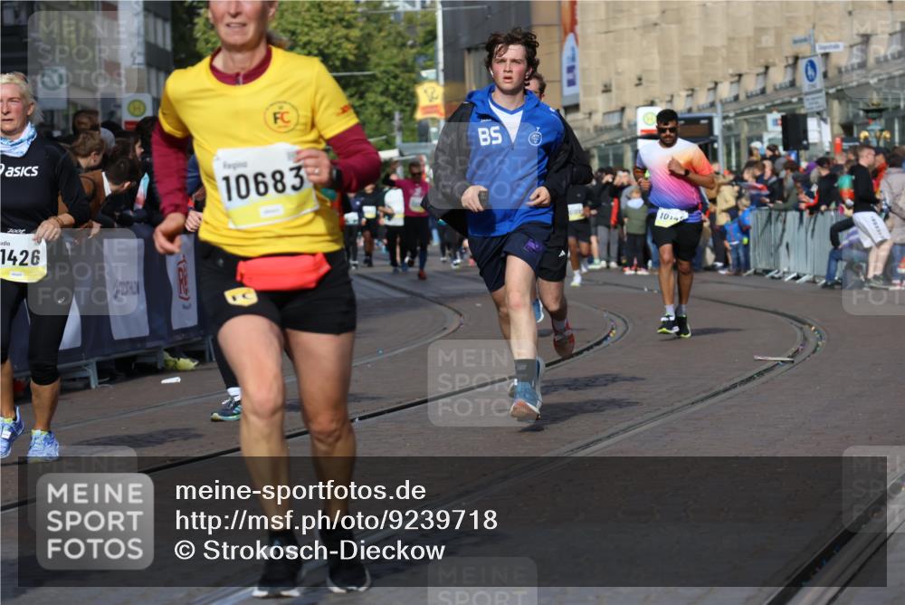 05.10.2025 - 20. swb-Marathon Bremen Strokosch-Dieckow http://msf.ph/oto/9239718 05.10.2025 10:56:43 Ziel 8118, 9188, 9266, 10059, 10145, 10644, 10683, 10845, 11426, 11475, 11675, 11734 meine-sportfotos.de