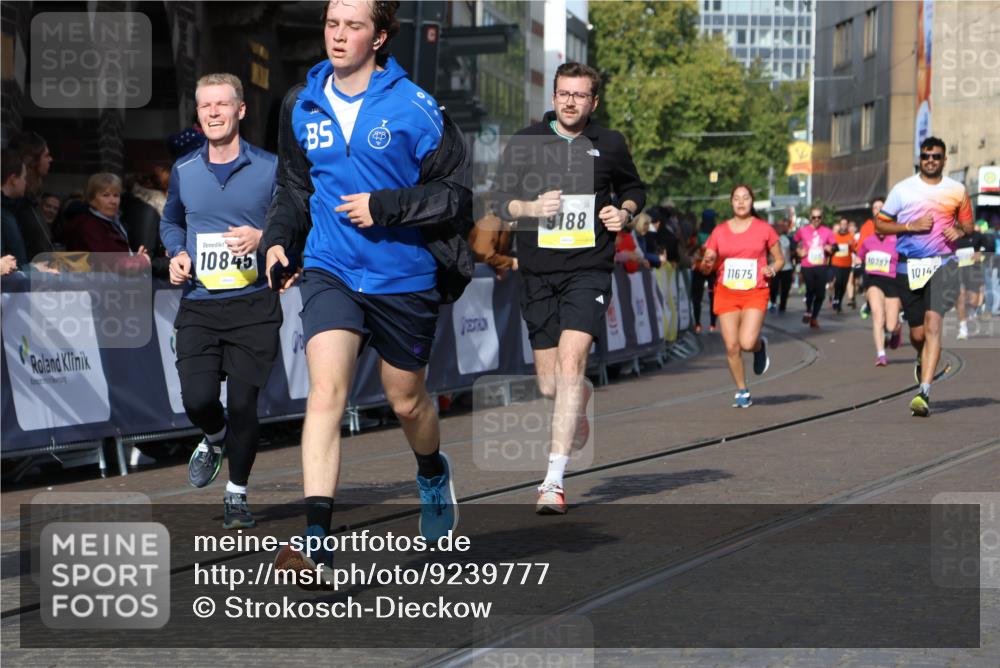 05.10.2025 - 20. swb-Marathon Bremen Strokosch-Dieckow http://msf.ph/oto/9239777 05.10.2025 10:56:46 Ziel 9188, 9266, 9669, 10059, 10145, 10644, 10683, 10845, 10924, 11274, 11426, 11675, 11734 meine-sportfotos.de