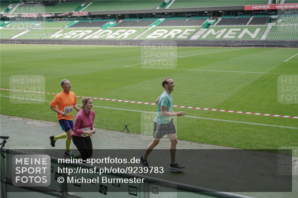 05.10.2025 - 20. swb-Marathon Bremen Michael Burmester http://msf.ph/oto/9239783 05.10.2025 10:34:18 Laufen im Stadion 5172, 7101, 7147, 7215, 9000, 9266, 9292, 9309, 9314, 9372, 9472, 9489, 9520, 9521, 9529, 9547, 9585, 9591, 9714, 9719, 9783, 9811, 9820, 9844, 9872, 9881, 9882, 9902, 9932, 9943, 9947, 10003, 10005, 10009, 10015, 10024, 10028, 10069, 10088, 10107, 10111, 10116, 10178, 10180, 10191, 10195, 10196, 10200, 10231, 10261, 10285, 10287, 10302, 10307, 10329, 10397, 10398, 10408, 10424, 10466, 10527, 10546, 10590, 10641, 10648, 10758, 10794, 7077, 9258, 10233 meine-sportfotos.de