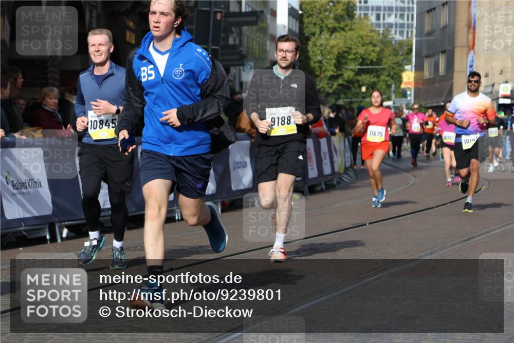 05.10.2025 - 20. swb-Marathon Bremen Strokosch-Dieckow http://msf.ph/oto/9239801 05.10.2025 10:56:46 Ziel 9188, 9266, 9669, 10059, 10145, 10644, 10683, 10845, 10924, 11274, 11426, 11675, 11734 meine-sportfotos.de