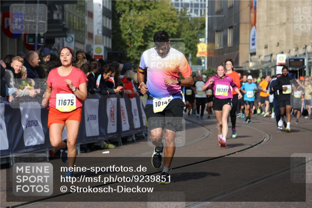 05.10.2025 - 20. swb-Marathon Bremen Strokosch-Dieckow http://msf.ph/oto/9239851 05.10.2025 10:56:48 Ziel 9188, 9669, 10145, 10397, 10845, 10924, 11274, 11426, 11675, 11734 meine-sportfotos.de