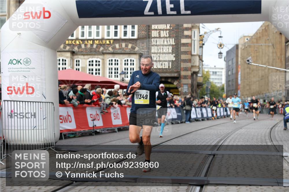 05.10.2025 - 20. swb-Marathon Bremen Yannick Fuchs http://msf.ph/oto/9239860 05.10.2025 10:39:51 Ziel 10753, 11349, 11418 meine-sportfotos.de