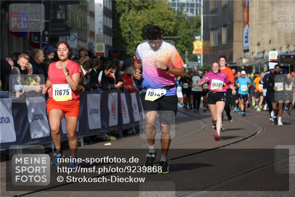 05.10.2025 - 20. swb-Marathon Bremen Strokosch-Dieckow http://msf.ph/oto/9239868 05.10.2025 10:56:48 Ziel 9188, 9669, 10145, 10397, 10845, 10924, 11274, 11426, 11675, 11734 meine-sportfotos.de