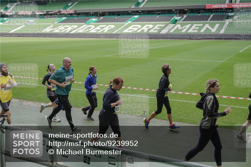 05.10.2025 - 20. swb-Marathon Bremen Michael Burmester http://msf.ph/oto/9239952 05.10.2025 10:34:24 Laufen im Stadion 5172, 7101, 7147, 7215, 9266, 9292, 9309, 9314, 9372, 9430, 9472, 9489, 9521, 9529, 9547, 9585, 9591, 9669, 9714, 9719, 9720, 9783, 9797, 9820, 9844, 9872, 9881, 9882, 9902, 9932, 9943, 9947, 10003, 10005, 10009, 10015, 10024, 10028, 10069, 10088, 10107, 10111, 10116, 10178, 10180, 10191, 10195, 10196, 10200, 10231, 10261, 10285, 10287, 10302, 10307, 10329, 10341, 10397, 10398, 10408, 10424, 10466, 10527, 10546, 10590, 10641, 10645, 10648, 10758 meine-sportfotos.de
