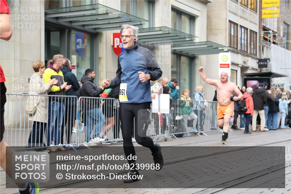 05.10.2025 - 20. swb-Marathon Bremen Strokosch-Dieckow http://msf.ph/oto/9239968 05.10.2025 10:47:13 Ziel 9244, 9339, 9377, 9428, 9670, 9924, 10062, 10073, 10319, 10637, 10667, 10676, 10850, 10875, 10947, 10951, 11244, 11330, 11409, 11498, 11705, 11708, 11742, 9244, 9339, 9377, 9428, 9670, 9924, 10062, 10073, 10319, 10637, 10667, 10676, 10850, 10875, 10947, 10951, 11244, 11330, 11409, 11498, 11705, 11708, 11742 meine-sportfotos.de