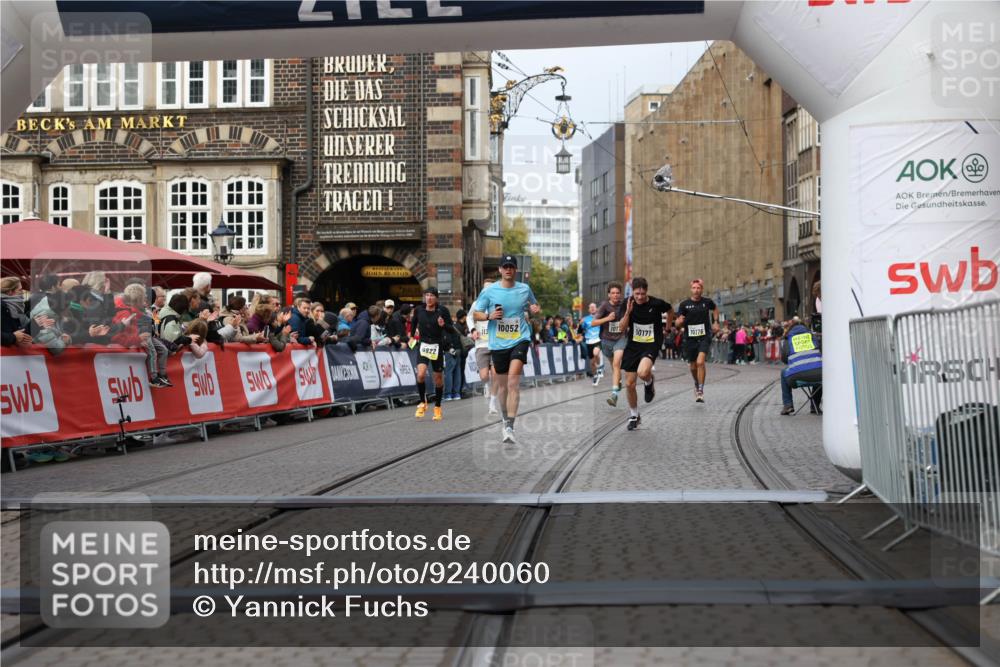 05.10.2025 - 20. swb-Marathon Bremen Yannick Fuchs http://msf.ph/oto/9240060 05.10.2025 10:39:55 Ziel 9922, 10052, 10171, 10175, 10176, 10753, 11335, 11349 meine-sportfotos.de