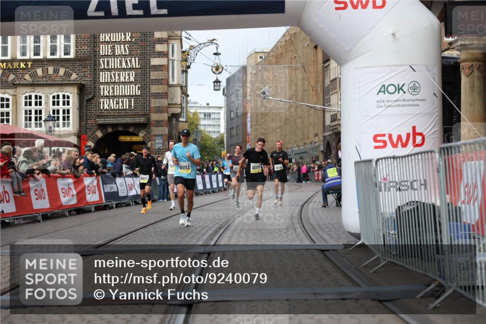 05.10.2025 - 20. swb-Marathon Bremen Yannick Fuchs http://msf.ph/oto/9240079 05.10.2025 10:39:55 Ziel 9922, 10052, 10171, 10175, 10176, 10753, 11335, 11349 meine-sportfotos.de