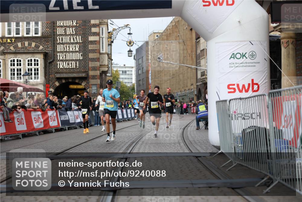 05.10.2025 - 20. swb-Marathon Bremen Yannick Fuchs http://msf.ph/oto/9240088 05.10.2025 10:39:55 Ziel 9922, 10052, 10171, 10175, 10176, 10753, 11335, 11349 meine-sportfotos.de